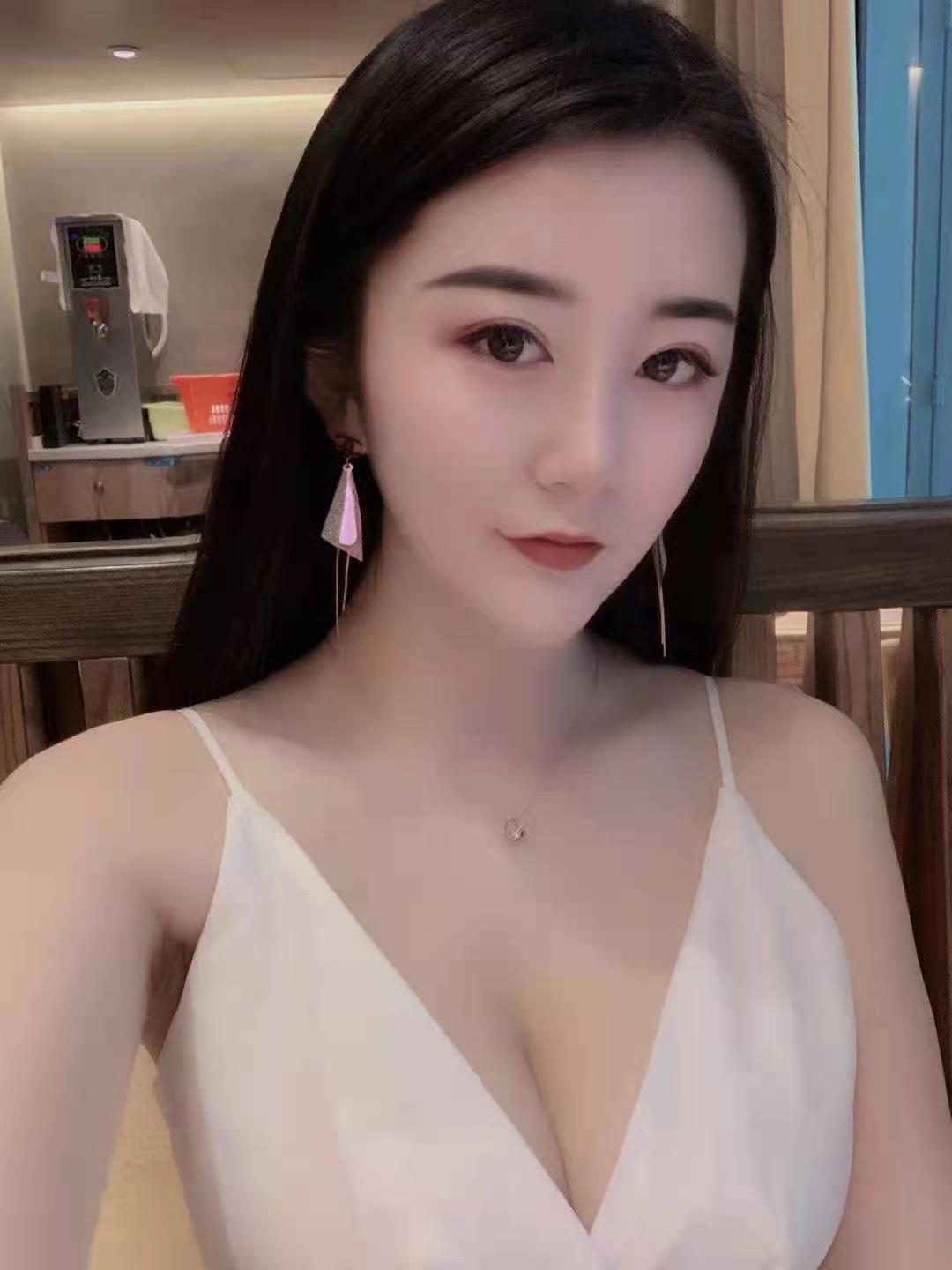 国家体育场附近刚下水妹子